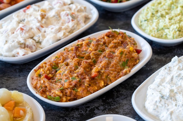 Pittig voorgerecht Traditionele Turkse en Arabische keuken meze Snackmaaltijd geserveerd naast het hoofdgerecht Natuurlijk vegetarisch eten Lokale naam yandim hacer