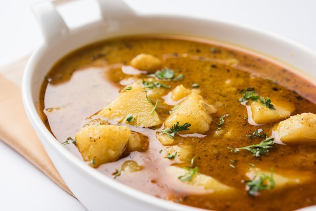 Pittige aardappelcurry, populair Indiaas hoofdgerechtmenu, ook bekend als Aloo sabji of sabzi in het Hindi