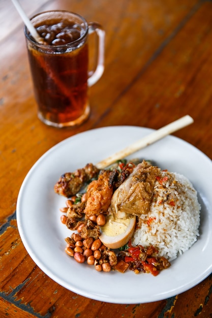 pittige Balinese nasi campur met ijsthee als lunch