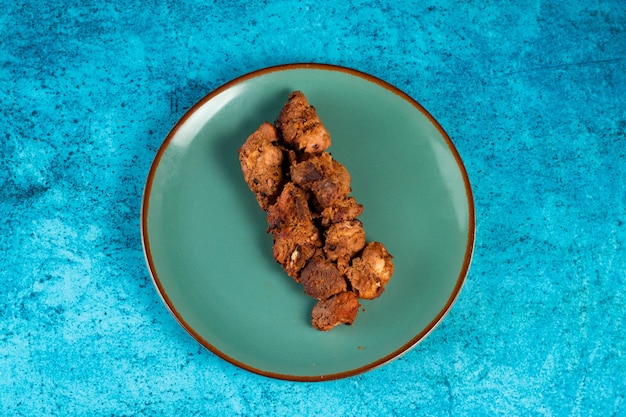 Pittige bbq kip tikka boti kabab geserveerd in een schotel geïsoleerd op de achtergrond bovenaanzicht