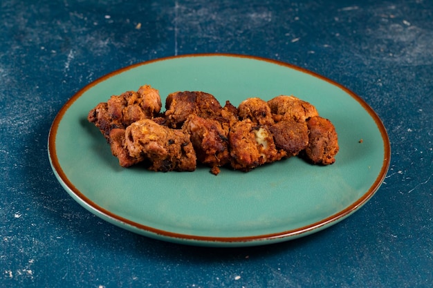 Pittige bbq kip tikka boti kabab geserveerd in een schotel geïsoleerd op de achtergrond bovenaanzicht