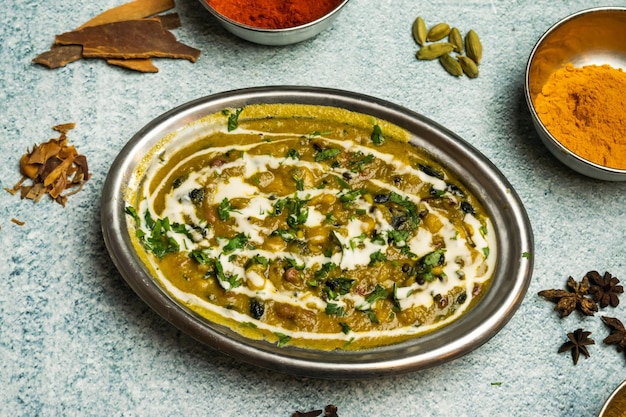 Foto pittige dal makhani of boter daal geserveerd in een schotel geïsoleerd op een grijze achtergrond bovenaanzicht van bangladesh eten