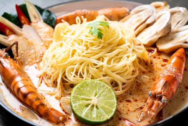 pittige garnalen spaghetti pasta (Tom Yum Goong)