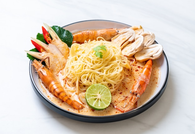 pittige garnalen spaghetti pasta (Tom Yum Goong)