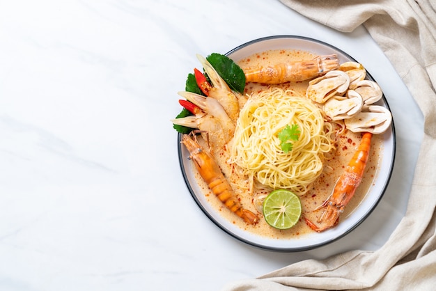 pittige garnalen spaghetti pasta (Tom Yum Goong)