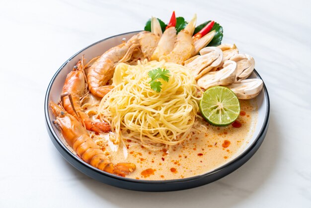 pittige garnalen spaghetti pasta (Tom Yum Goong)