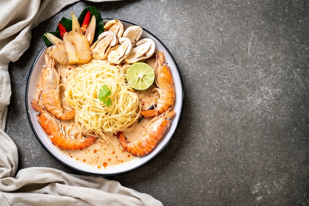 Foto pittige garnalen spaghetti pasta (tom yum goong)