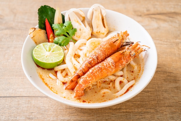 pittige garnalen udon ramen noodle (Tom Yum Goong)