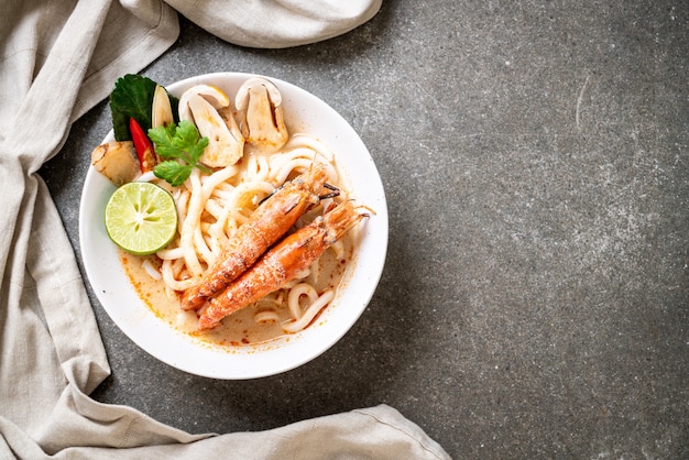 pittige garnalen udon ramen noodle (Tom Yum Goong)