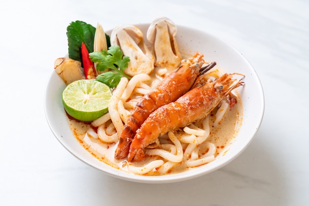 pittige garnalen udon ramen noodle (Tom Yum Goong)