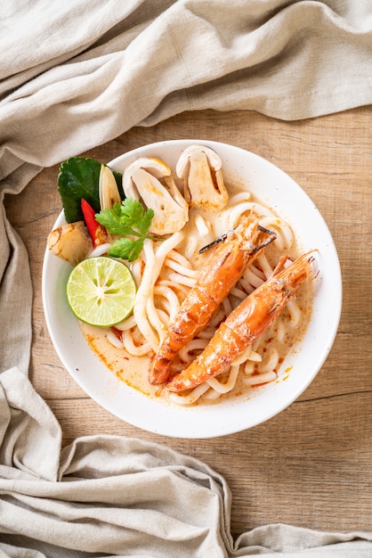 pittige garnalen udon ramen noodle (Tom Yum Goong)