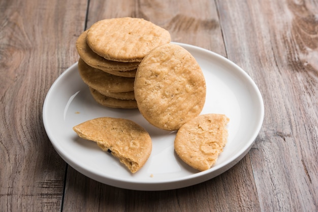 pittige gefrituurde mathri of mathari, een Indiase snack geserveerd met een kopje thee, selectieve focus