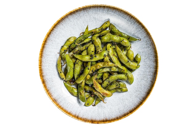 Pittige gegrilde edamame sojabonen met zeezout in een bord geïsoleerd op een witte achtergrond