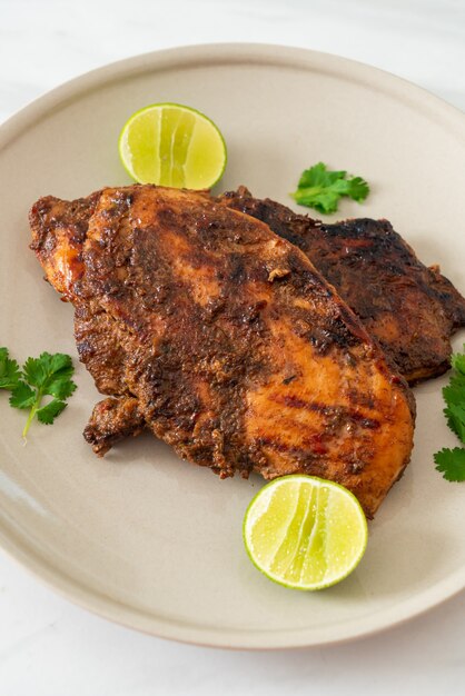 pittige gegrilde Jamaicaanse jerk chicken - Jamaicaanse eetstijl