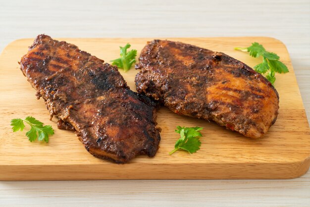 pittige gegrilde Jamaicaanse jerk chicken - Jamaicaanse eetstijl