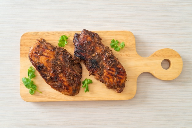 pittige gegrilde Jamaicaanse jerk chicken - Jamaicaanse eetstijl