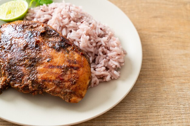 pittige gegrilde Jamaicaanse jerk chicken met rijst - Jamaicaanse food style