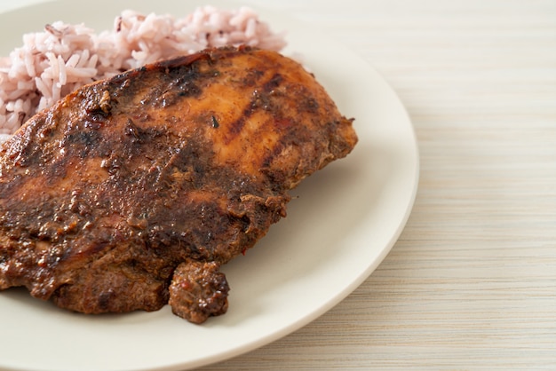 Pittige gegrilde jamaicaanse jerk chicken met rijst - jamaicaanse food style