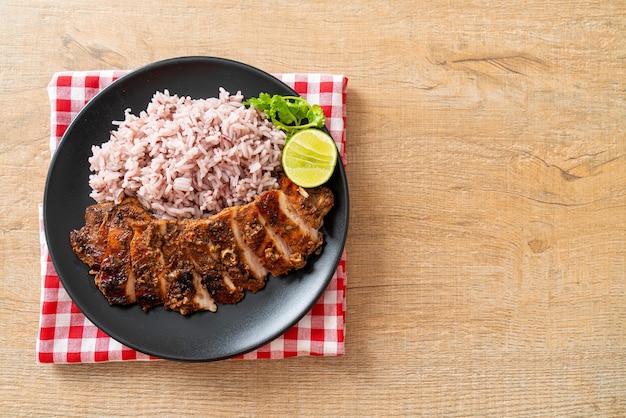 pittige gegrilde Jamaicaanse jerk chicken met rijst - Jamaicaanse food style