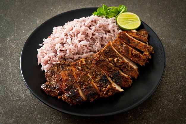 Pittige gegrilde jamaicaanse jerk chicken met rijst - jamaicaanse food style