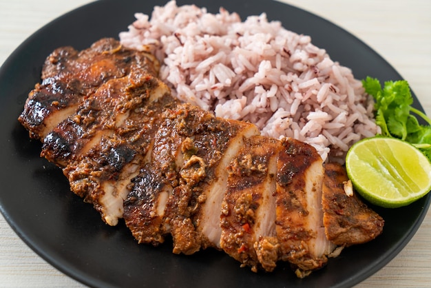 pittige gegrilde Jamaicaanse jerk chicken met rijst - Jamaicaanse food style