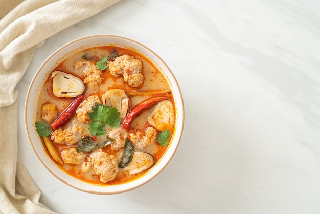 pittige gekookte varkenssoep met champignons - Tom Yum - Asian food style