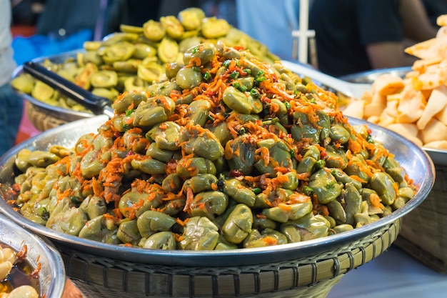 Pittige gekruide madan met chili. Garcinia of madan conserven voor snack.