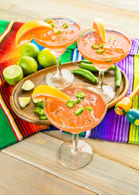 Pittige grapefruit margarita op ijs in margarita glazen.