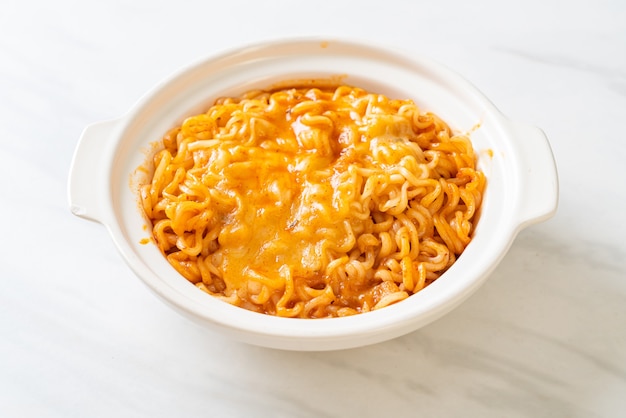 pittige instant noodle bowl met mozzarella kaas