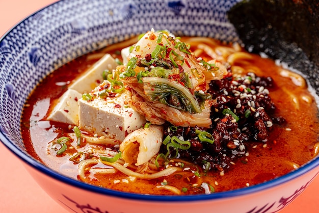 Pittige Japanse miso tofu ramen met kimchi