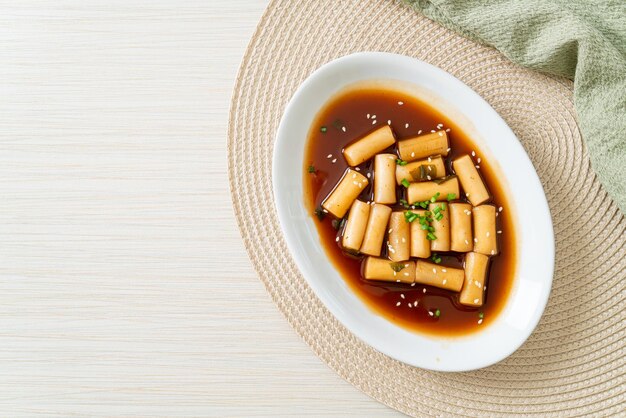Pittige Jjajang Tteokbokki of Koreaanse rijstwafel in pittige zwarte bonensaus - Korean food style