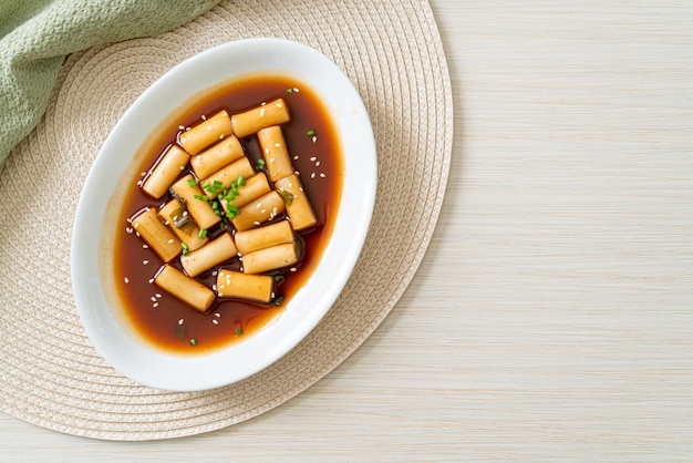 Pittige Jjajang Tteokbokki of Koreaanse rijstwafel in pittige zwarte bonensaus