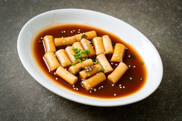 Pittige Jjajang Tteokbokki of Koreaanse rijstwafel in pittige zwarte bonensaus