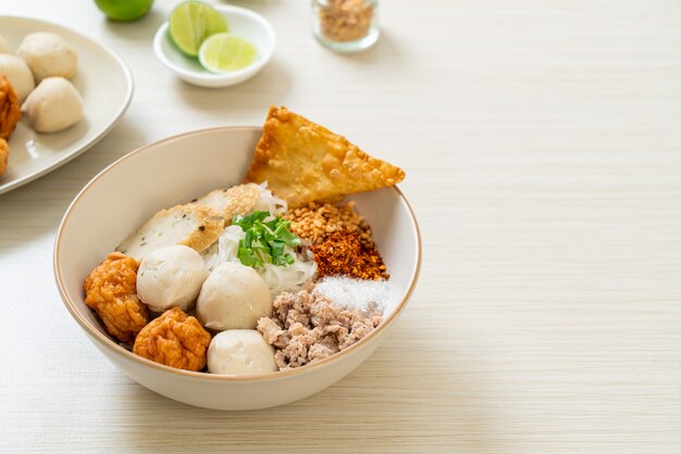 pittige kleine platte rijstnoedels met visballetjes en garnalenballetjes zonder soep - Asian food style