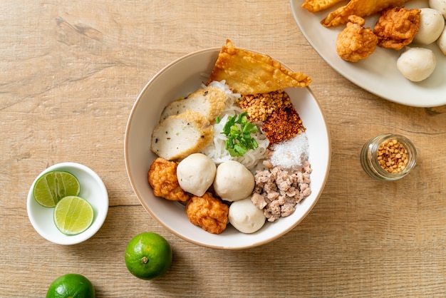 pittige kleine platte rijstnoedels met visballetjes en garnalenballetjes zonder soep - Aziatisch eten