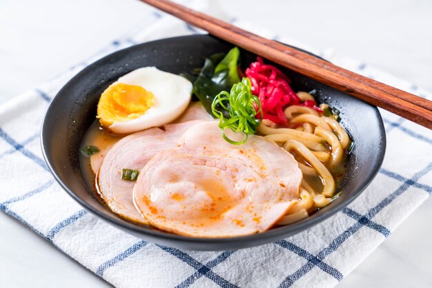 pittige miso udon ramen noodle met varkensvlees