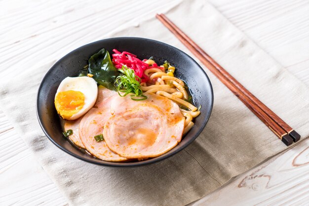 pittige miso udon ramen noodle met varkensvlees