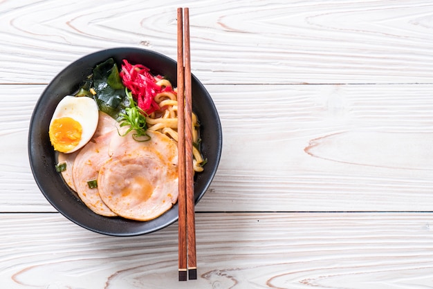 pittige miso udon ramen noodle met varkensvlees