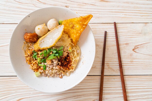 Pittige noedels met visballetje en varkensgehakt (tom yum noodles)