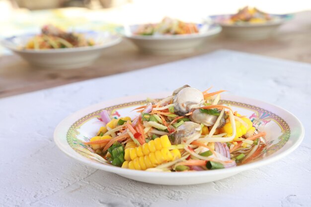 Pittige Oesters Salade Thais eten, favoriete eten in Thailand, In Thai call Yum, Zelfgemaakte kookgroente en vlees