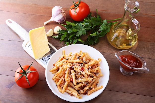 Pittige pasta penne bolognese met groenten, chili en kaas in tomatensaus.