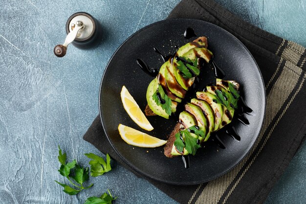 Pittige rogge toast met avocado, citroen en balsamicosaus