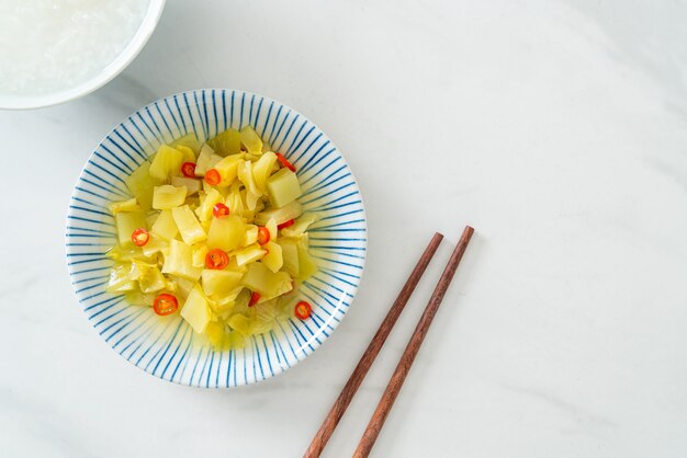 pittige salade augurkkool of bleekselderij met sesamolie - Asian food style