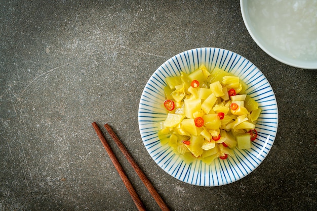 pittige salade augurkkool of bleekselderij met sesamolie - Asian food style
