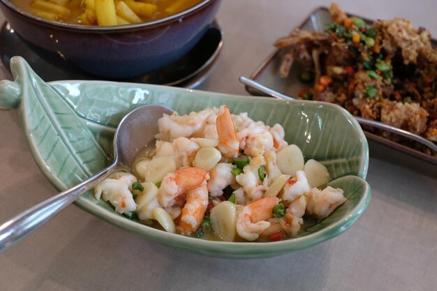 Pittige salade garnalen met knoflook en chili