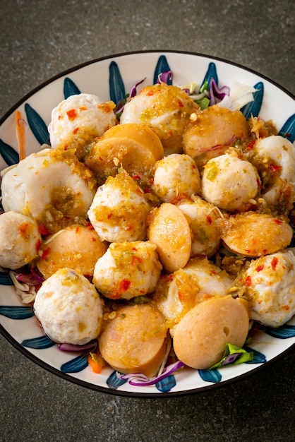 Pittige salade van gehaktbal en fishball