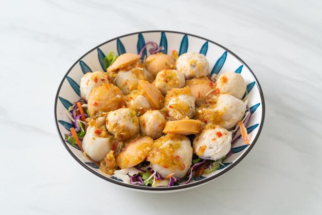 Pittige salade van gehaktbal en fishball