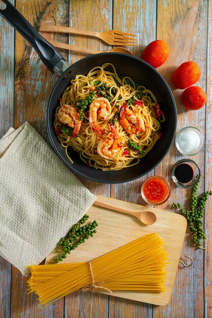 Pittige spaghetti met garnalen in tomatensaus close-up op een plaat