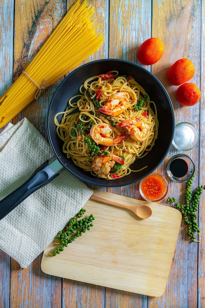 Pittige spaghetti met garnalen in tomatensaus close-up op een plaat