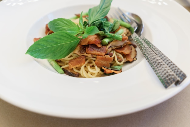 Pittige spaghetti met knoflook, spek, champignons, asperges en olijfolie